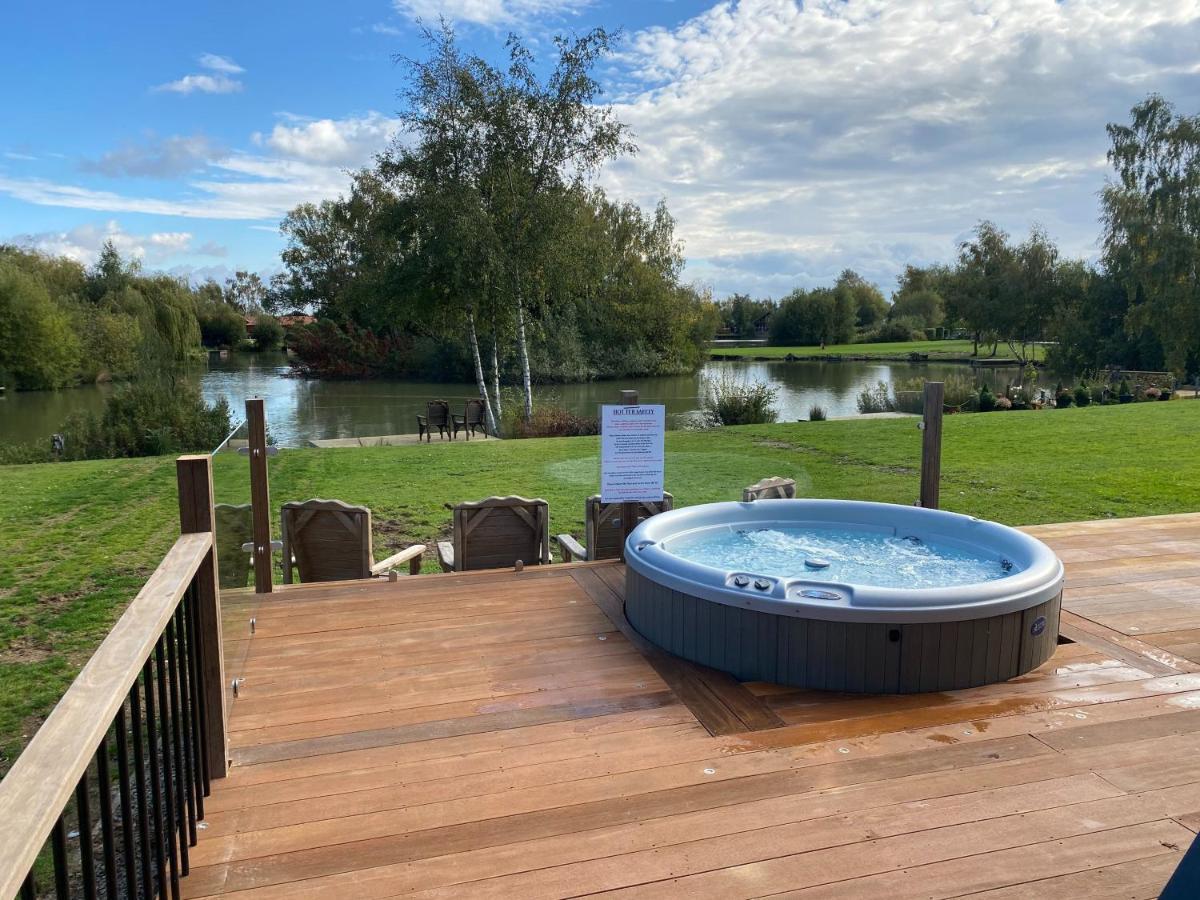 Widgeon Bespoke Cabin Is Lakeside With Private Fishing Peg, Hot Tub Situated At Tattershall Lakes Country Park Eksteriør bilde