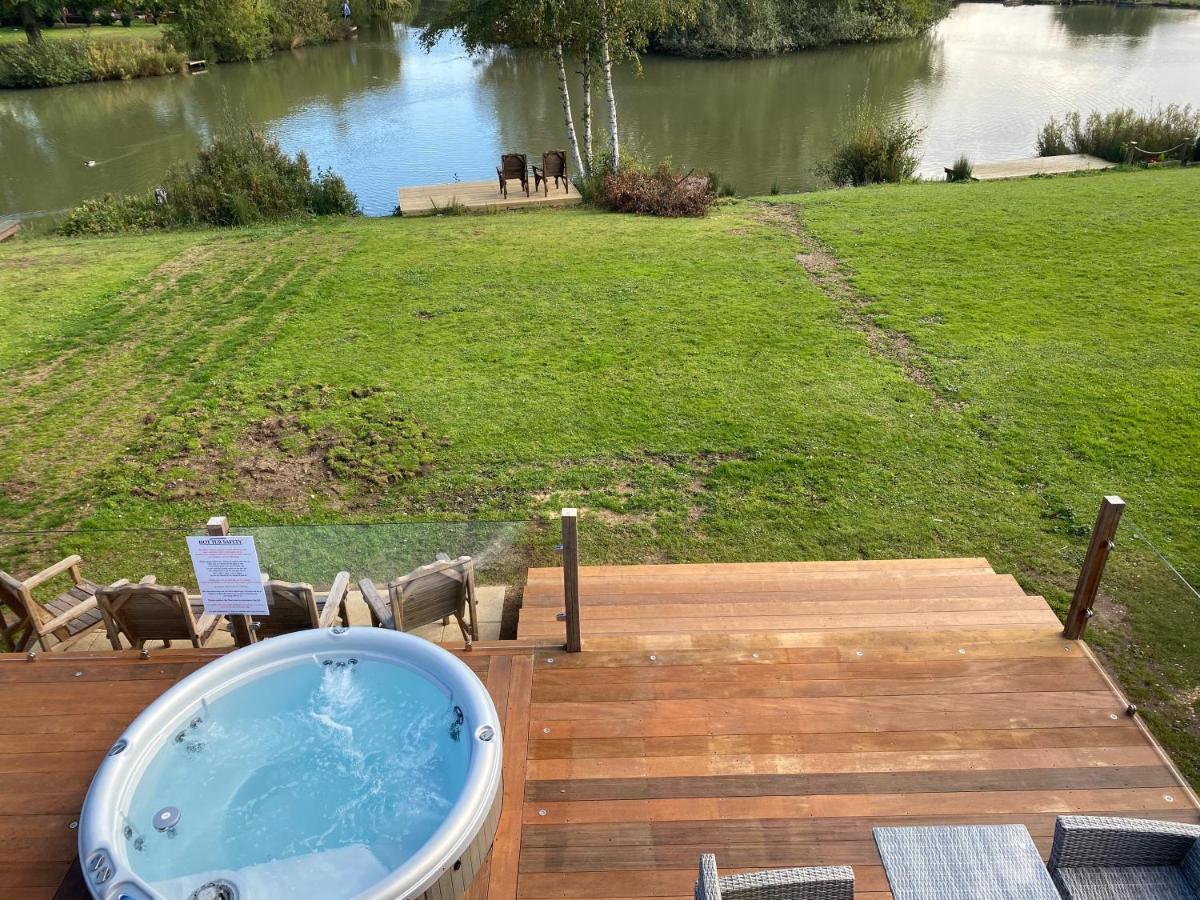 Widgeon Bespoke Cabin Is Lakeside With Private Fishing Peg, Hot Tub Situated At Tattershall Lakes Country Park Eksteriør bilde