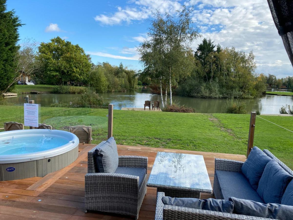 Widgeon Bespoke Cabin Is Lakeside With Private Fishing Peg, Hot Tub Situated At Tattershall Lakes Country Park Eksteriør bilde