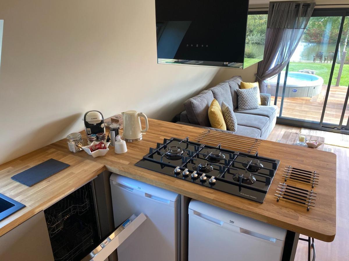 Widgeon Bespoke Cabin Is Lakeside With Private Fishing Peg, Hot Tub Situated At Tattershall Lakes Country Park Eksteriør bilde