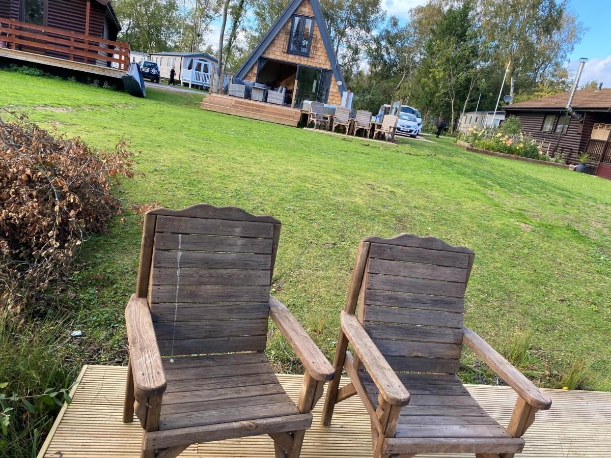 Widgeon Bespoke Cabin Is Lakeside With Private Fishing Peg, Hot Tub Situated At Tattershall Lakes Country Park Eksteriør bilde