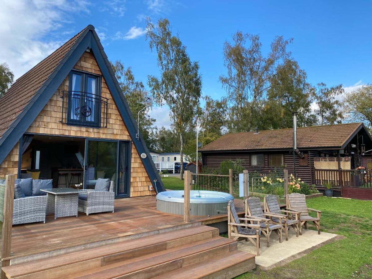 Widgeon Bespoke Cabin Is Lakeside With Private Fishing Peg, Hot Tub Situated At Tattershall Lakes Country Park Eksteriør bilde