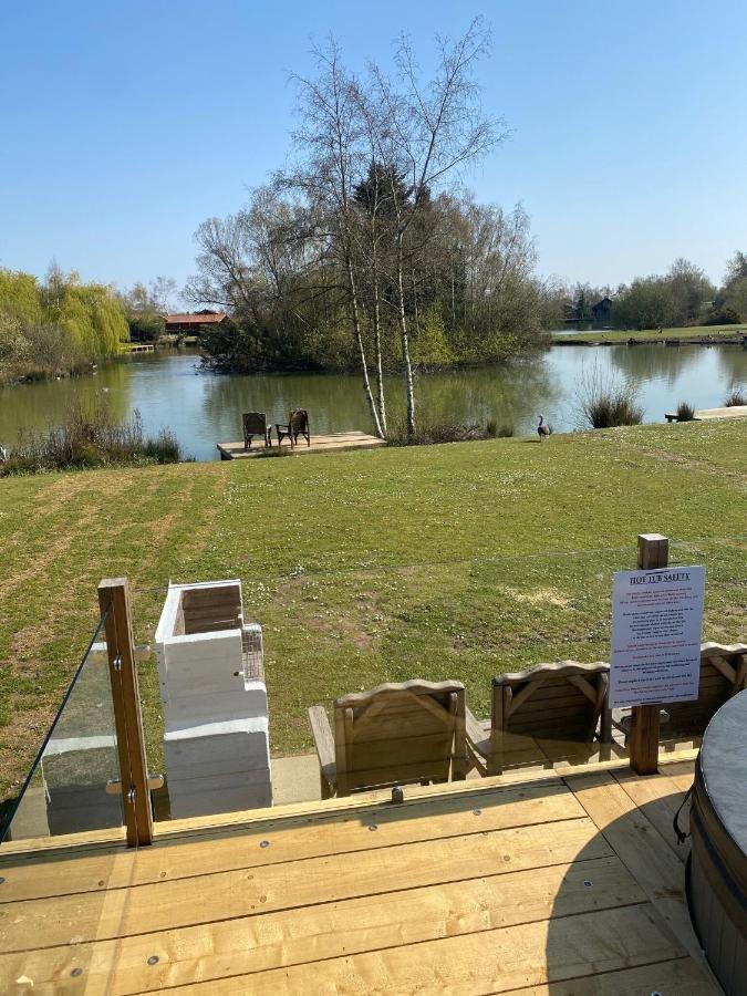 Widgeon Bespoke Cabin Is Lakeside With Private Fishing Peg, Hot Tub Situated At Tattershall Lakes Country Park Eksteriør bilde