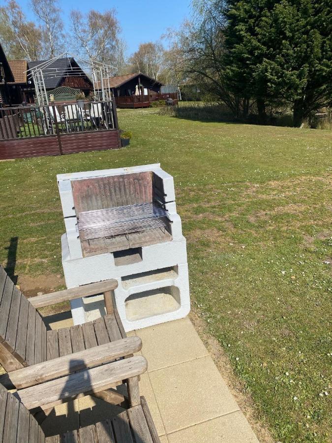 Widgeon Bespoke Cabin Is Lakeside With Private Fishing Peg, Hot Tub Situated At Tattershall Lakes Country Park Eksteriør bilde